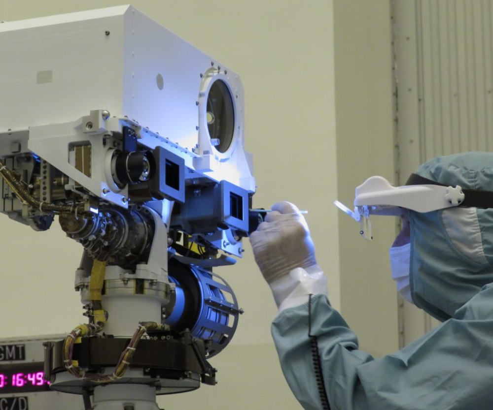Cleaning the Mastcam-Z cameras prior to launch